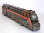 Antigo e Lindo Trem de Lata Japonês Litografado - Funciona com 3 pilhas grandes - Porém não está funcionando - Necessita de revisão, e uma das rodinhas do bate-volta está deteriorada - Modern Toys - Made in Japan - Anos 50 - Medida: 40 x 8 x 12 cm de altura.