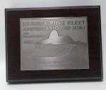 COLECIONISMO - Troféu 2º colocado classe BRA-RGS 2 - Regata Pink Fleet - 2008 - aniversário do Iate Club do Rio de Janeiro - 100 anos da Urca.  Placa de aço escovado com detalhes da Urca, sobre madeira nobre - Medida: 13 X 10 X 1,5 cm.