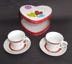 Lindo kit em porcelana fina - Com 4 peças. Sendo 2 canequinhas e pires - Na embalagem original, sem uso - Porcelana Kook - Importado - Medida da embalagem: 16 x 15 x 8,5 cm.