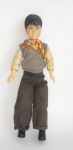 Lindo e Raro Boneco de coleção Mattel 1995 - Ano: 2000 - Personagem Harry Potter todo articulado - Com traje original - Muito expressivo - Estrutura em plástico rígido e cabeça em borracha rígida - Conforme fotos - Medida do boneco: 20,5 x 5 x 3,5 cm.