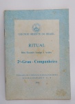 Antigo Livro Maçônico - RITUAL DO 2º GRAU - COMPANHEIRO  .'. Grande Oriente do Brasil - Rito Escocês Antigo e Aceito - 1981 - Possui assinatura e carimbo de Autenticidade - RJ - Com 36 páginas - Possui pequenas marcações de caneta - Medida: 15,5 x 12 cm.