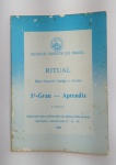 Antigo Livro Maçônico - RITUAL DO 1º GRAU - APRENDIZ  .'. Grande Oriente do Brasil - Rito Escocês Antigo e Aceito - 2ª Edição - 1981 - Possui assinatura e carimbo de Autenticidade - RJ - Com 92 páginas - Possui pequenas marcações de caneta - Medida: 15,5 x 12 cm.