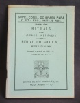 Antigo Livro Maçônico - RITUAL DO GRAU 9º - MESTRE ELEITO DOS NOVE .'. Supremo Conselho Do Grande Oriente do Brasil - Rito Escocês Antigo e Aceito - Primeira Série - 1979 - Possui assinatura e carimbo de Autenticidade - RJ - Com 56 páginas - Possui pequenas marcações de caneta - Medida: 15,5 x 12 cm.