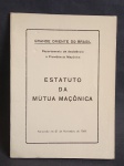 Antigo Livro Maçônico - ESTATUTO DA MÚTUA MAÇÔNICA .'. Do Grande Oriente do Brasil - Departamento de Assistência e Previdência Maçônica - 1969 - RJ - Com 21 páginas - Medida: 15,5 x 12 cm.