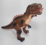 Boneco grande de dinossauro Tiranossauro Rex eletrônico - Funciona com 3 pilhas AA - Estrutura em plástico rígido e acrílico - Emite som de dinossauro, acende as luzes, mexe os braços e a cabeça - Ele mexe as pernas tbm, porém se ficar de pé ele para. Obs: Possui uma pequena quebra na pecinha que aparafusa para fechar a tampinha das pilhas - Conforme fotos - Medida: 35 x 29 x 13 cm.