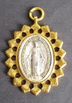 Antigo e Raro Medalhão Milagroso de Nossa Senhora das Graças - Medalha em alumínio adornada em metal dourado - Medida da medalha: 7,3 cm de comprimento.