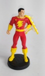 DC COMICS - Coleção Super-Heróis - SHAZAM - Miniatura de metal pintada á mão - Edição Oficial de Colecionador - Acompanha a revista com 19 páginas ricamente ilustradas com detalhes sobre o personagem - Em ótimo estado - Conforme fotos - Medida da escultura: 10 cm de altura.