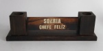 Antigo Porta Caneta e Objeto de mesa de escritório - Em madeira. Com plaquinha giratória e 3 frases do chefe - Medida: 25 x 9,5 x 7 cm.