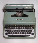 ANTIGA CONSERVADA - Máquina de Escrever Olivetti - Lettera 22. Anos 60 - Acondicionada na Maleta Origina - Funcionando. Porém o carrinho de correr necessita ser destravado - Conforme fotos - Maleta está sem a alça. Fechando Medida da maleta: 34 x 31 x 10 cm.