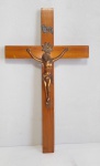 Antigo e Grande Crucifixo de Parede - Estrutura em madeira. Escultura, e apliques em metal bronzeado - Conforme fotos - OBS: Possui um restauro em um dos braços - Medida: 40 x 23 x 3 cm.