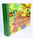 Grande e Antigo Livro de gastronomia - DOZE MESES DE COZINHA - Seleções do Reader's Digest - Primeira edição - 1975 - Edição portuguesa - Excelente livro; com belíssimas ilustrações, textos ricos em ensinamentos -Possui 442 páginas - Capa dura - Medida: 26 x 23 x 3,5 cm. Peso: 1660 gramas.