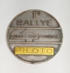 Antiga e Raríssima Medalha Comemorativa ao 1º Campeonato de Rallye Quatro Rodas no Brasil - 1961 - Centauro Motor Clube - Gravador Panelli - Medalha oferecida ao Piloto - No reverso possui imagem em alto relevo de uma régua de cálculo sobre cronômetro - Material bronze prateado com plaquinha dourada - Item para colecionador - Medida: 60 mm de diâmetro x 4 mm de espessura.