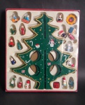 Lindo e Conservado Conjunto - Enfeite de Natal - Todo em madeira - Representando árvore + 24 enfeites - Acondicionado na caixinha original - Medida da caixa: 23 x 26 x 2,5 cm. Medida da árvore: 24 cm de altura.