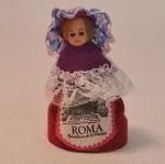 Antiga boneca SOUVENIR/  Representa traje típico de Roma   Medidas aproximadas  10 CM DE ALTURA ( B 04)