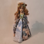 Antiga boneca inglesa de coleção, com cabeça e membros em porcelana, vestido original,olhos em vidro.  Marcas na nuca e acompanha suporte para manter em pé. Medidas aproximadas: altura 42 cm (B 09)
