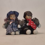 Casal de bonecos com trajes franceses.  Medidas aproximadas  13  cm de altura (B 11)