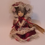 Boneca francesa - feita de porcelana e pintada a mão - (les poupées de modo)  Medidas aproximadas  15 cm de altura .(B 12)