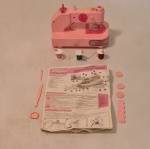 Maquininha de Bordar da Glasslite. anos 1990. Acompanha os acessórios  e desenhos de moldes originais do brinquedo (que aparecem nas fotos).  Medidas aproximadas  13 X 21 X 14  CM (B 19)