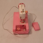 Máquina de costura  Annie, da Milmar, brinquedo usado.  Medidas aproximadas  11 X 14 X16 cm (B 20)