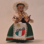 Antiga boneca SOUVENIR, com trajes típico que representam a Italia    Medidas aproximadas  18 cm de altura