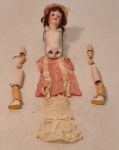 Antiga Boneca Alemã , articulada , em madeira , desmontada , os olhos abrem e fecham ,  possui vestes  com desgastes ,  conforme foto  Medidas aproximadas: 33 cm