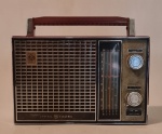 Radio 5 faixas General Eletric  1961 radio transistorizado, gabinete em baquelite ,  painel frontal com tela de aço inox , display com vidro jateado, chave seletora de faixas em aço inox na lateral direita , funciona a pilha. não testado, Medida aproximada 10 x 28 x 23 cm