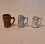 Lote 3  antigas Mini Canecas Colecionáveis e Promocionais, sendo em porcelana/cerâmica. Medida aproximada 7 cm de altura
