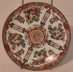 Prato de porcelana chinesa  ricamente detalhado em policromia, pintura feita a mão , Medida aproximada 17 cm de diametro