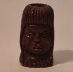 Porta canetas em madeira  entalhado com rosto indígena  anos 60 Medida aproximada  12 cm de diametro,