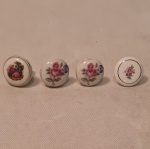 Quatro  diferentes  Antigos puxadores de porcelanas   da dec. 1960/1970 Medida aproximada 4 cm de diametro