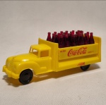 Raro coleciionavel brinde  daA COCA COLA  -  Vinte e quatro miniaturas garrafas de COCA-COLA, em seu engradado sobre caminhão de transporte de mesma marca.  peça de coleção  anos 60 - Medidas aproximadas:  7 x 18 x 8 cm de altura.