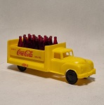 RARO E COLECIONÁVEL BRINDE DA COCA COLA  -  Vinte e três miniaturas garrafas de COCA-COLA, em seu engradado sobre caminhão de transporte de mesma marca. Medidas aproximadas:  7 x 18 x 8 cm de altura.