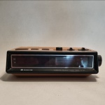 Antigo rádio relógio SANYO. Medidas aproximadas: 25 x 16 x 8 cm.