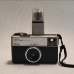 Câmera Instamatic 33 - KODAK. Medidas aproximadas: 11 x 7 cm.