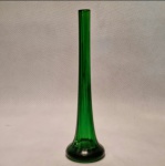 Vaso solitário de vidro verde. Medida aproximada: 30 cm de altura.