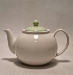 Bule de chá de porcelana esmaltada. Medida aproximada: 14 cm de altura.