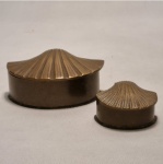 Duas caixas de metal dourado com tampa, em forma de concha, sendo que uma das tampas está solta. Medidas aproximadas: 12 x 10 cm e 7 x 8 cm.