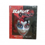 Box HQ + Máscara  Harley Quinn  Hot in the city  Vol. 1  DC Comics. 2014. Em Bom estado de conservação. Embalagem conservada. Máscara conservada. Brochura. HQ em bom estado de conservação. Idioma  Inglês. Medidas Aproximadas da embalagem (Comp. X Larg. X Alt.)  11 cm X 25 cm X 29,5 cm.