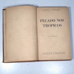 Pecado nos trópicos  Cecílio J. Carneiro. São Paulo. 1948. Editora  José Olympio. Idioma - português. Capa dura. Livro em regular estado de conservação. Capa (escurecida, com pontos pretos, danificada nas pontas e verso com assinatura), lombada (danificada nas pontas e torta) e contracapa (escurecida, com pontos pretos, danificada nas pontas e verso com assinatura) com sinais de uso, manuseio e desgastes. Corte escurecido e com pontos de oxidação. Páginas bastante amareladas e com manchas/pontos de oxidação devido a ação do tempo. Possui falha entre as páginas aparecendo a costura. 271 páginas. Possui anotações. Medidas Aproximadas (Comp. X Larg. X Alt.)   22,5 cm X 15 cm X 3 cm.