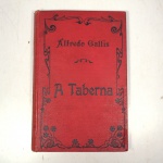 Tuberculose Social  A taberna  Alfredo Gallis - VIII. Editora  Livraria Central. Lisboa. Idioma  Português. Capa dura. Livro em regular estado de conservação. Capa (escurecida, com pontos de oxidação e danificada nas pontas), lombada (danificada com desgastes da encadernação) e contracapa (escurecida, com pontos de oxidação e danificada nas pontas) com sinais de uso, manuseio e desgastes. Corte escurecido e com pontos de oxidação. Folha de rosto  com assinatura. Páginas bastante amareladas e com manchas/pontos de oxidação devido a ação do tempo. Possui falha entre as páginas aparecendo a costura. Com anotações. Algumas páginas podem apresentar furos de traça, porém não interfere na legibilidade da obra. 205 páginas. Medidas Aproximadas (Comp. X Larg. X Alt.)   18,5 cm X 12 cm X 2 cm.