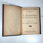 A bandeira vermelha  A condessa de Charny  Coleção Memórias de um médico  Alexandre Dumas - 23. 6 volume da 4 parte. Editora  Empresa Editora Brasileira. 1941. São Paulo. Idioma  Português. Capa dura. Livro em regular estado de conservação. Capa (escurecida, com pontos de oxidação e danificada nas pontas), lombada (danificada e com desgastes da impressão) e contracapa (escurecida, com pontos de oxidação e danificada nas pontas) com sinais de uso, manuseio e desgastes. Corte escurecido e com pontos de oxidação. Páginas bastante amareladas e com manchas/pontos de oxidação devido a ação do tempo. Possui falha entre as páginas aparecendo a costura.  Com anotações. Possui sinais de umidade. Danificada entre a capa/contracapa e miolo. 260 páginas. Medidas Aproximadas (Comp. X Larg. X Alt.)   14 cm X 10 cm X 2 cm.