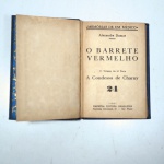 O barrete vermelho  A condessa de Charny  Coleção Memórias de um médico  Alexandre Dumas - 24. 7 volume da 4 parte. Editora  Empresa Editora Brasileira. 1941. São Paulo. Idioma  Português. Capa dura. Livro em regular estado de conservação. Capa (escurecida, com pontos de oxidação e danificada nas pontas), lombada (danificada e com desgastes da impressão) e contracapa (escurecida, com pontos de oxidação e danificada nas pontas) com sinais de uso, manuseio e desgastes. Corte escurecido e com pontos de oxidação. Páginas bastante amareladas e com manchas/pontos de oxidação devido a ação do tempo. Possui falha entre as páginas aparecendo a costura, algumas aparentam estar soltando.  Com anotações. Possui sinais de umidade. Danificada entre a capa/contracapa e miolo. 256 páginas. Medidas Aproximadas (Comp. X Larg. X Alt.)   14 cm X 10 cm X 2 cm.