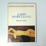 A arte do século XX  História da arte da Universidade de Cambridge  Rosemary Lambert. 1981. Editora  Círculo do Livro. Idioma  Português. Capa dura. Livro em regular estado de conservação. Capa (escurecida, com pontos de oxidação e danificada nas pontas), lombada (escurecida e danificada) e contracapa (escurecida, com pontos de oxidação e danificada nas pontas) com sinais de uso, manuseio e desgastes. Corte escurecido e com pontos de oxidação. Falha entre as páginas aparecendo a costura. Páginas amareladas e com pontos de oxidação devido a ação do tempo. Sem anotações. 90 páginas.  Medidas Aproximadas (Comp. X Larg. X Alt.)  24,5 cm X 17,5 cm X 1 cm.
