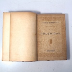 Polêmicas  Obras completas II  Tobias Barretto. Editora  Paulo Pongetti. Idioma  Português. Capa dura. Livro em regular estado de conservação. Capa (danificada faltando partes da encadernação), lombada (danificada faltando partes da encadernação) e contracapa (danificada faltando partes da encadernação) com sinais de uso, manuseio e desgastes. Corte escurecido e com pontos de oxidação, algumas páginas estão danificadas coladas com fita adesiva. Falha entre as páginas aparecendo a costura, algumas aparentam estar soltando. Folha de guarda com etiqueta colada. Folha de rosto com assinatura. Páginas bastante amareladas e com pontos de oxidação devido a ação do tempo. Capa/contracapa danificada solta do miolo. Com anotações e grifos. Capa/contracapa e algumas páginas apresentam furos de traça, porém não interfere na legibilidade da obra. 427 páginas. Medidas Aproximadas (Comp. X Larg. X Alt.)  22,5 cm X 16,5 cm X 4 cm