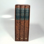 Box Gustav Freytag  Bilder aus der Deutschen Vergangenheit  3 Volumes. Editora  Albrecht Knaus Verlag. Alemanha. Idioma  Alemão. Embalagem com desgastes. Capa dura. Livro em bom  estado de conservação. Capa, lombada e contracapa com sinais de uso, manuseio e desgastes. Corte conservado. Páginas amareladas devido a ação do tempo. Sem anotações e grifos. Vol. I  383 páginas / Vol. II  383 páginas / Vol. III - 383 páginas. Medidas Aproximadas de cada exemplar (Comp. X Larg. X Alt.)  22 cm X 14,5 cm X 3 cm.