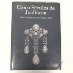 Cinco séculos de joalharia  Museu Nacional de arte antiga, Lisboa  Leonor dOrey.  Editora  Instituto Português de Museus - Zwemmer. Lisboa. 1995. Idioma  Português. Sobrecapa com desgastes. Capa dura. Livro em regular estado de conservação. Capa (escurecida, com pontos de oxidação e danificada nas pontas), lombada (torta e escurecida) e contracapa (escurecida, com pontos de oxidação e danificada nas pontas) com sinais de uso, manuseio e desgastes. Corte escurecido. Folha de guarda com cartão dedicatória colado. Páginas amareladas e com pontos de oxidação devido a ação do tempo. Sem anotações e grifos. 128 páginas. Medidas Aproximadas (Comp. X Larg. X Alt.)  28 cm X 20,5 cm X 1,5 cm.