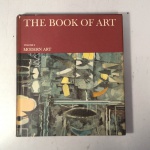 The book of art  Modern art  Vol. 8  David Sylvester.  Editora  Grolier. Itália Idioma  Inglês. Sobrecapa danificada. Capa dura. Livro em regular estado de conservação. Capa (escurecida, com pontos de oxidação e danificada nas pontas), lombada (torta e com desgastes) e contracapa (escurecida, com pontos de oxidação e danificada nas pontas) com sinais de uso, manuseio e desgastes. Corte escurecido e com pontos de oxidação. Páginas amareladas e com pontos de oxidação devido a ação do tempo. Possui falha entre as páginas aparecendo a costura. Sem anotações e grifos. Capa/contracapa e algumas páginas podem apresentar furos de traça, porém não interfere na legibilidade da obra. Possui sinais de umidade. 289 páginas. Medidas Aproximadas (Comp. X Larg. X Alt.)  25 cm X 22 cm X 2,5 cm.