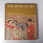 The book of art  Chinese and japanese art  Vol. 9  Michael Sullivan.  Editora  Grolier. Itália Idioma  Inglês. Sobrecapa danificada. Capa dura. Livro em regular estado de conservação. Capa (escurecida, com pontos de oxidação e danificada nas pontas), lombada (torta e com desgastes) e contracapa (escurecida, com pontos de oxidação e danificada nas pontas) com sinais de uso, manuseio e desgastes. Corte escurecido e com pontos de oxidação. Páginas amareladas e com pontos de oxidação devido a ação do tempo. Possui falha entre as páginas aparecendo a costura. Sem anotações e grifos. Capa/contracapa e algumas páginas podem apresentar furos de traça, porém não interfere na legibilidade da obra. Possui sinais de umidade. 297 páginas. Medidas Aproximadas (Comp. X Larg. X Alt.)  25 cm X 22 cm X 2,5 cm.
