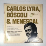 Vinil  Carlos Lyra, Bôscoli & Menescal  História da Música Popular Brasileira  Grandes Compositores. Produto Original. Gravadora Abril Cultura.  Fabricado e distribuído por Polygram Discos Ltda. 1982. Capa (escurecida, com pontos de oxidação e com etiqueta colada)/contracapa (escurecida, com pontos de oxidação e com etiqueta colada) em regular estado de conservação, danificada nas bordas, manchas/pontos de oxidação, marcação do disco, com sinais de uso, manuseio e desgastes. Não contém plástico de proteção do disco. Disco com riscos, mesmo que superficiais podem ocasionar algum nível de ruído na audição. Contém envelope encarte. Lado A  6 faixas; Lado B   6 faixas.