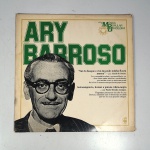 Vinil  Ary Barroso  História da Música Popular Brasileira  Grandes Compositores. Produto Original. Gravadora Abril Cultura.  Fabricado e distribuído por RCA Eletronica Ltda. 1982. Capa (escurecida, com pontos de oxidação e com etiqueta colada)/contracapa (escurecida, com pontos de oxidação e com etiqueta colada) em regular estado de conservação, danificada nas bordas, manchas/pontos de oxidação, marcação do disco, com sinais de uso, manuseio e desgastes. Não contém plástico de proteção do disco. Disco com riscos, mesmo que superficiais podem ocasionar algum nível de ruído na audição. Contém envelope encarte. Lado A  6 faixas; Lado B   6 faixas.